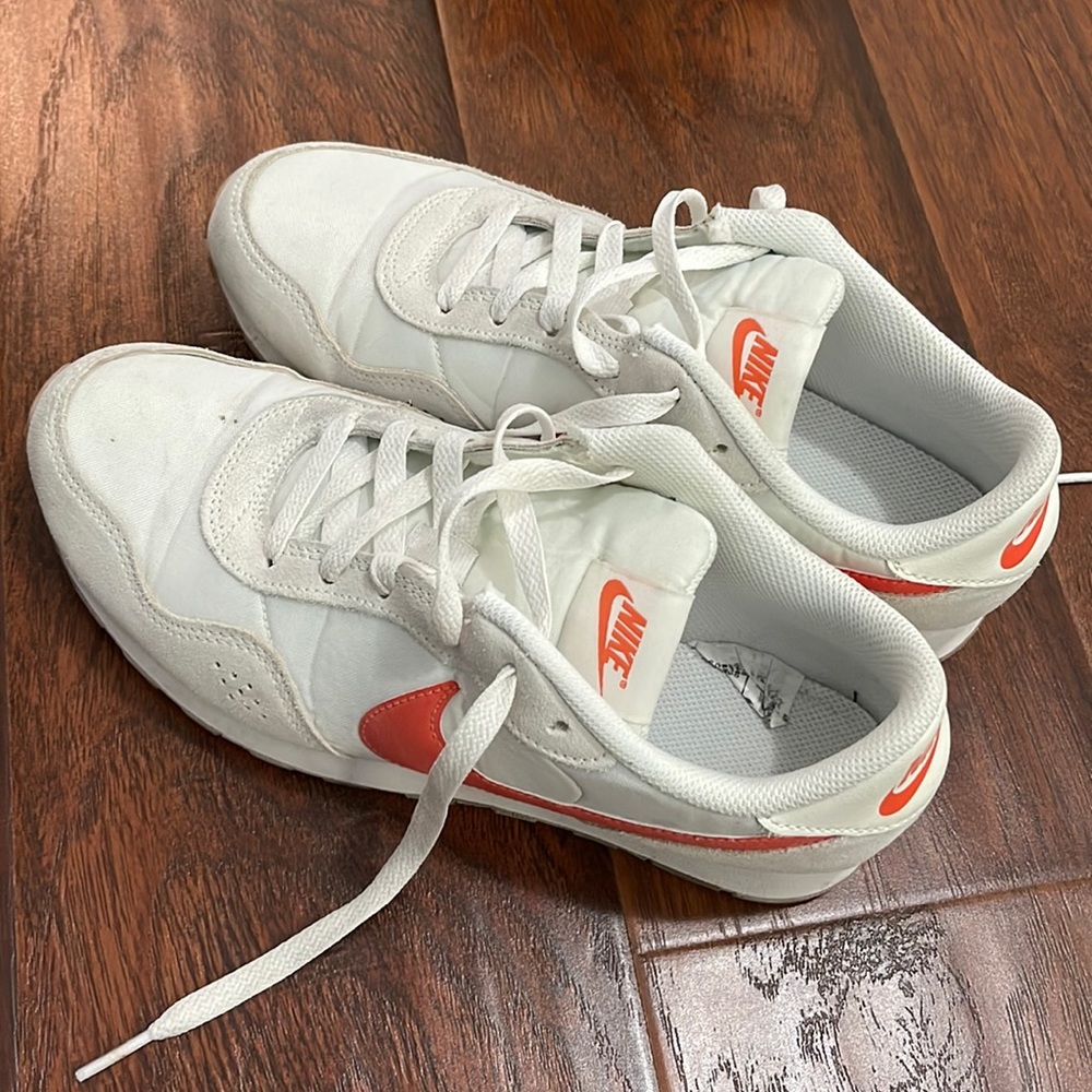 Size 7Y / women’s 8.5 Nike waffle